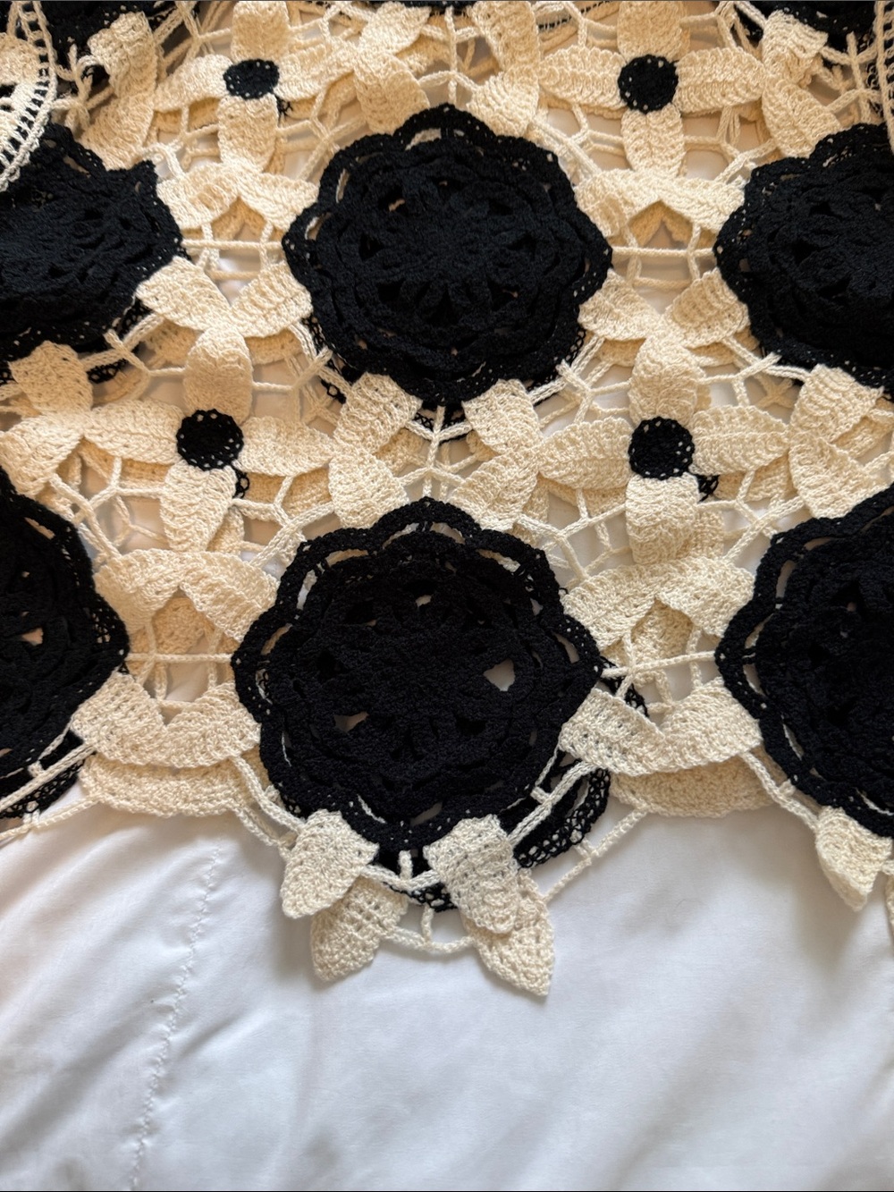 NWT Buckle Crochet Floral Black & Cream Long Sleeve Crop Top - Picture 4 of 4